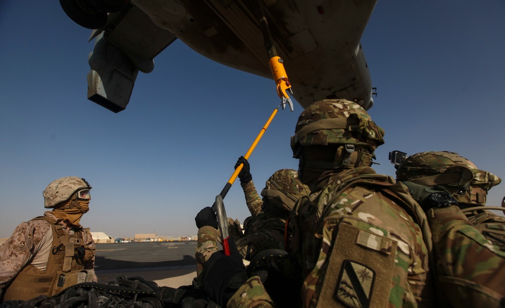 U.S. Marines, U.S. Army Soldiers Practice MV-22 External Cargo Lifts