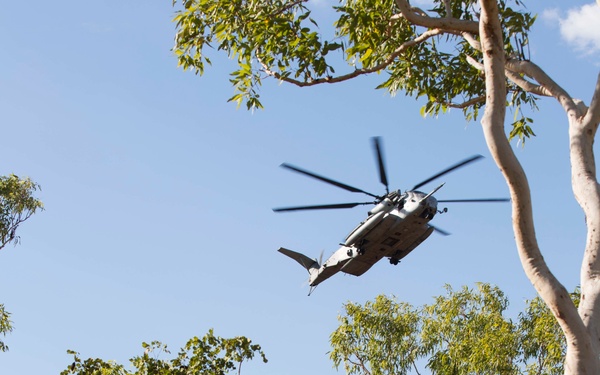 Marines practice aircraft movements