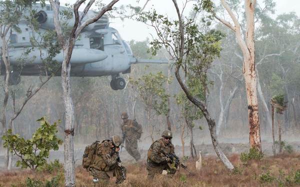 Marines practice aircraft movements