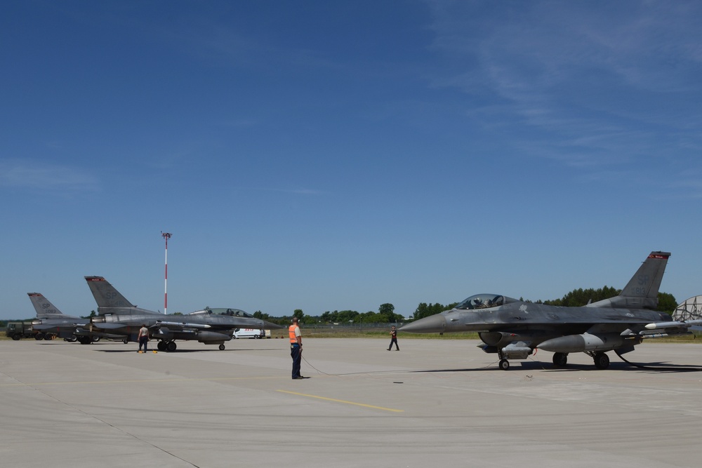 'Hot pit' refueling at  Łask Air Base, Poland