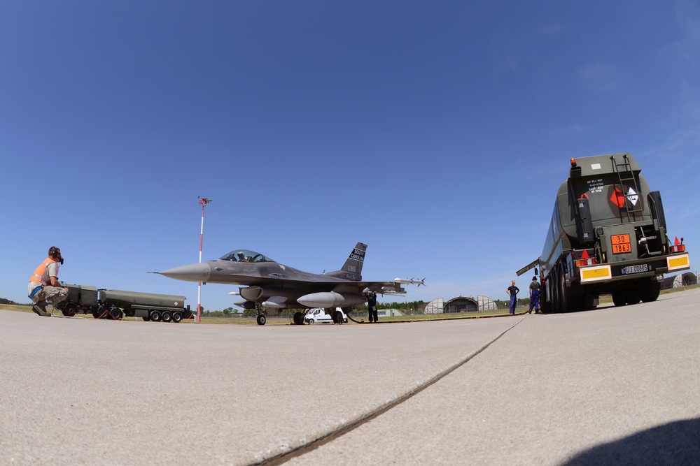 'Hot pit' refueling at Łask Air Base, Poland