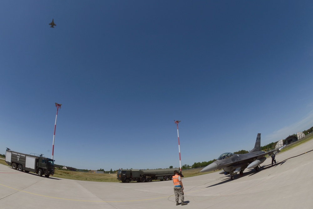 &quot;Hot pit&quot; refueling at Łask Air Base, Poland