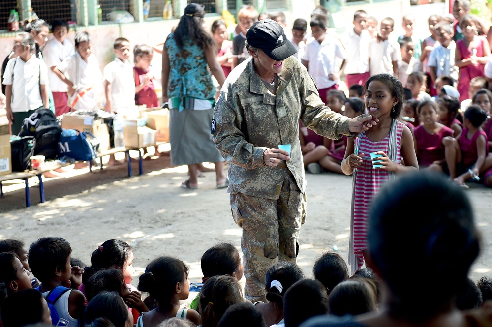 Pacific Partnership holds dental outreach program at primary school