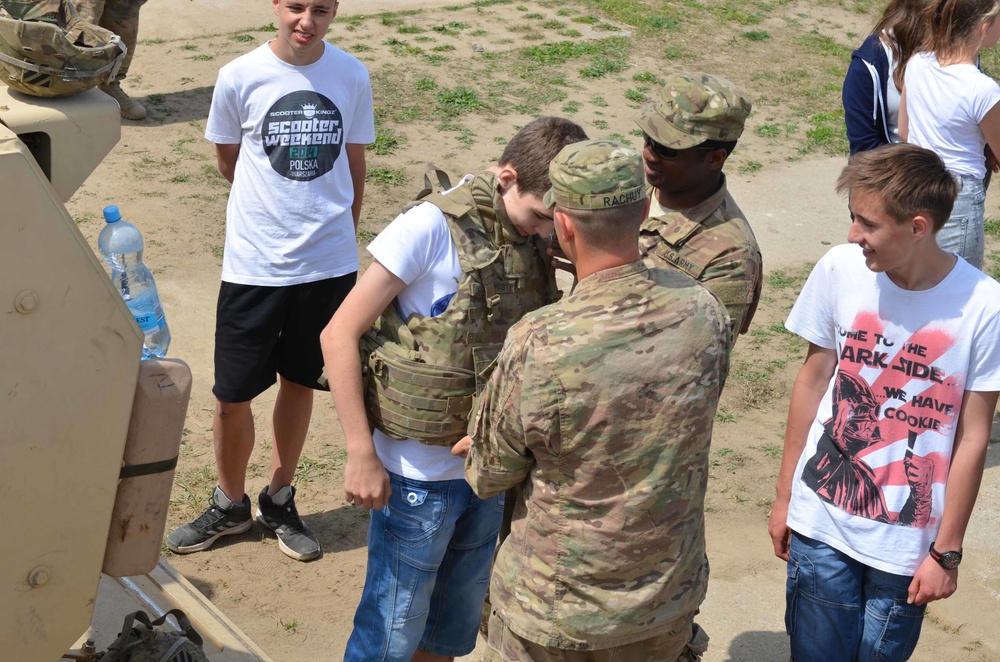 Soldiers host Polish students for an afternoon of exploration
