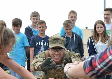Soldiers host Polish students for an afternoon of exploration