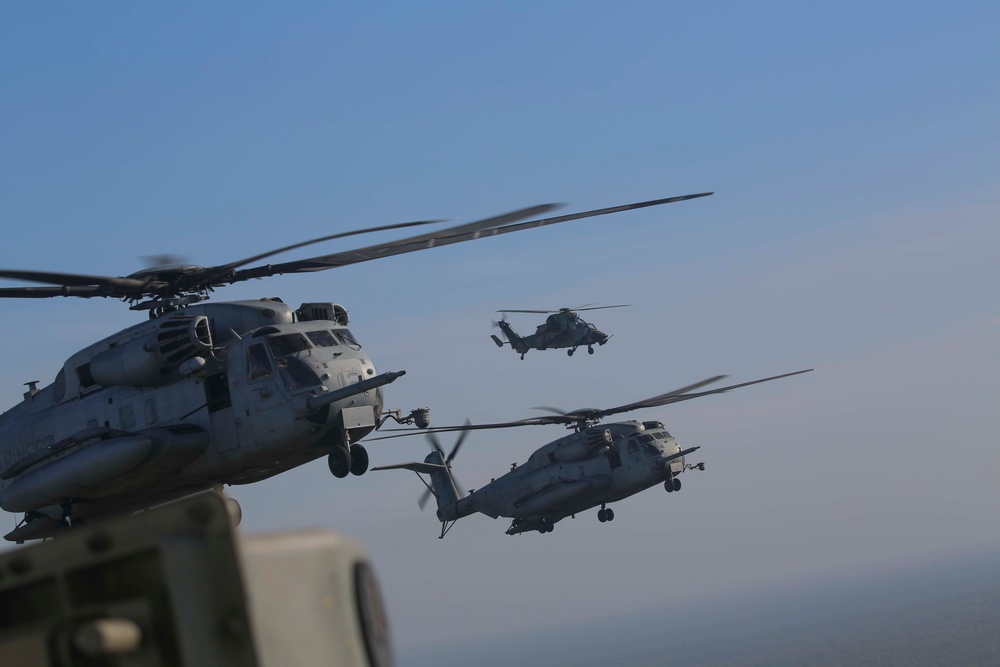 CH-53E Super Stallion flight