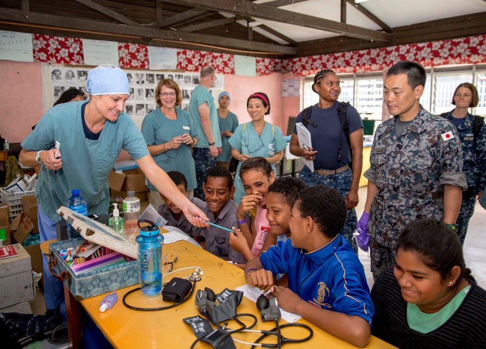 Service members provide dental care in Fiji during Pacific Partnership 2015
