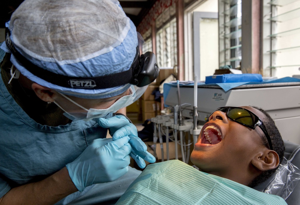 Service members provide dental care in Fiji during Pacific Partnership 2015