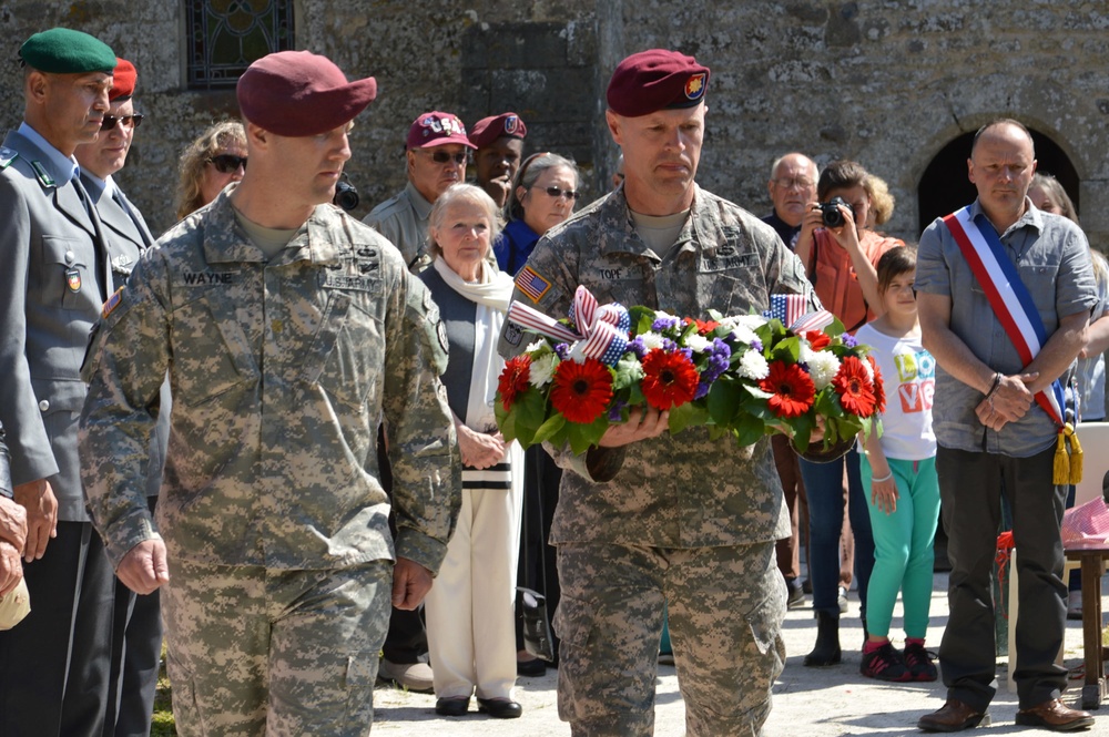 Paying homage to fallen paratroopers at Hemevez