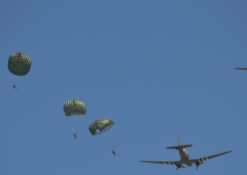 Paying homage to fallen paratroopers at Hemevez