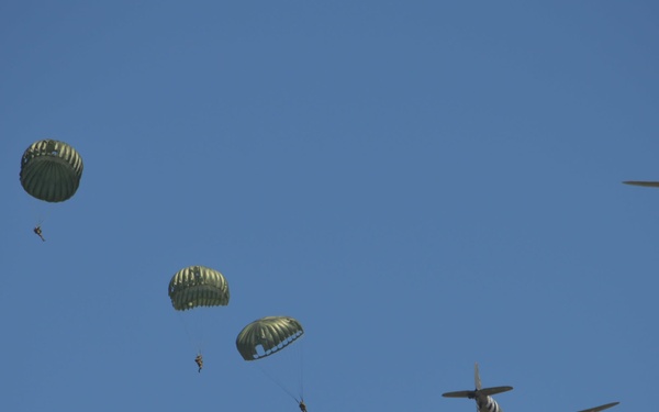 Paying homage to fallen paratroopers at Hemevez