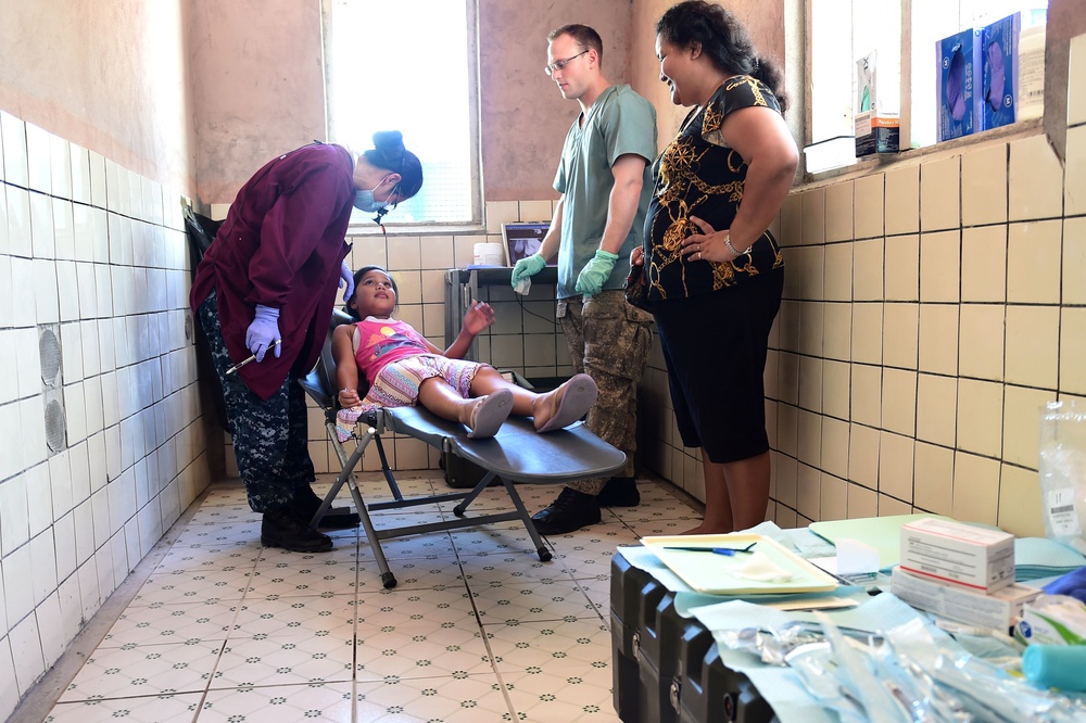 Pacific Partnership holds professional knowledge exchange at Tungaru Central Hospital
