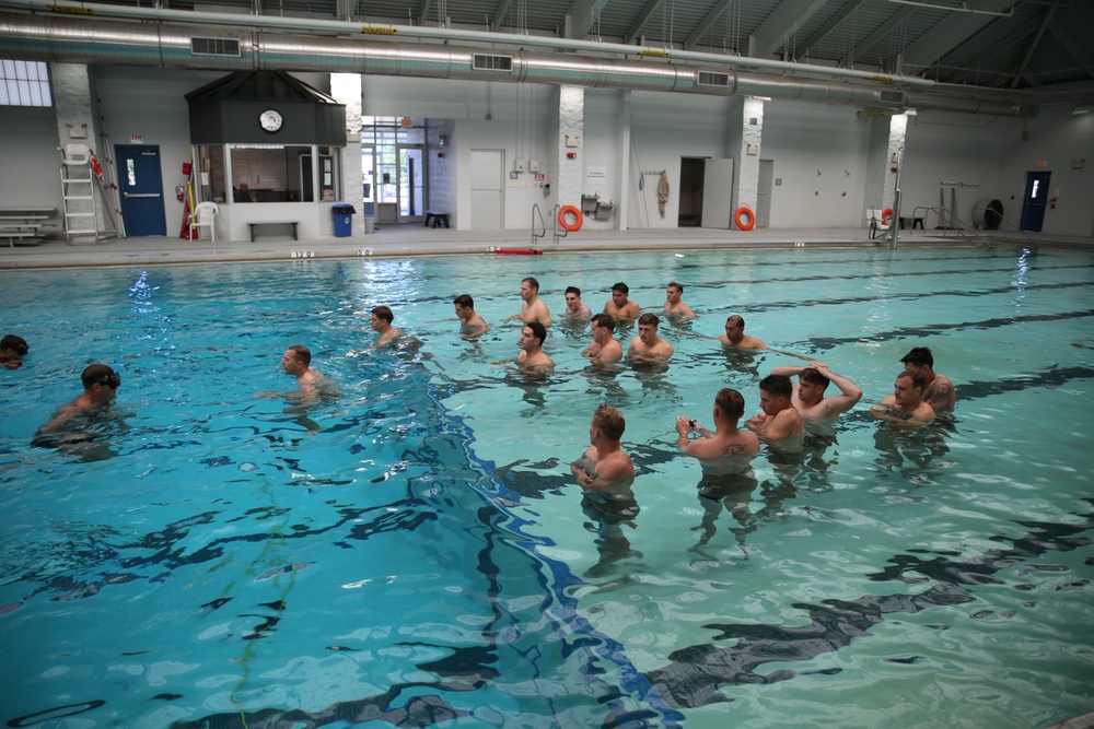 Recon Marines conduct pre-dive training