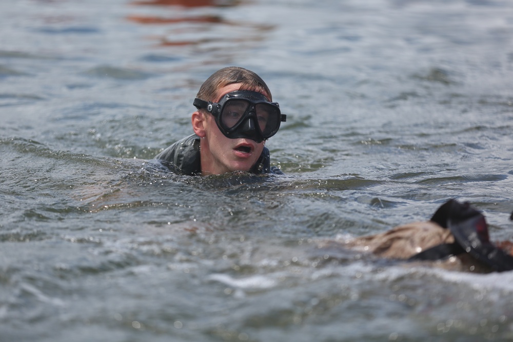 Recon Marines conduct pre-dive training