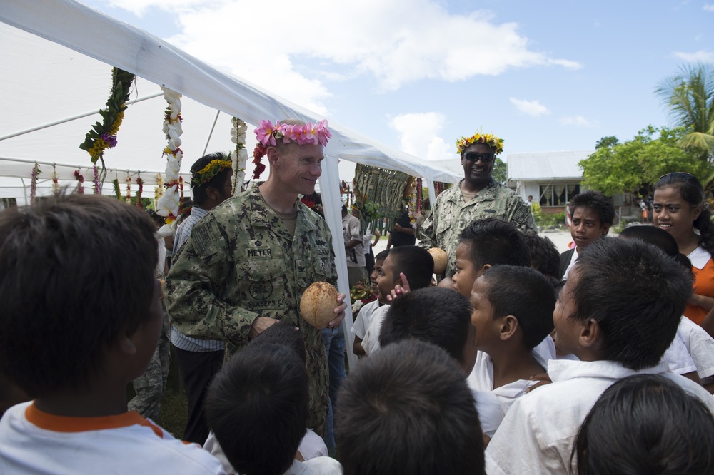 Commodore Meyer visits schoolchildren