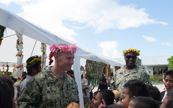 Commodore Meyer visits schoolchildren