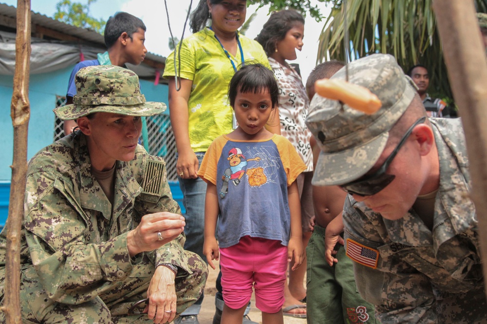 Pacific Partnership medical team builds handwashing station