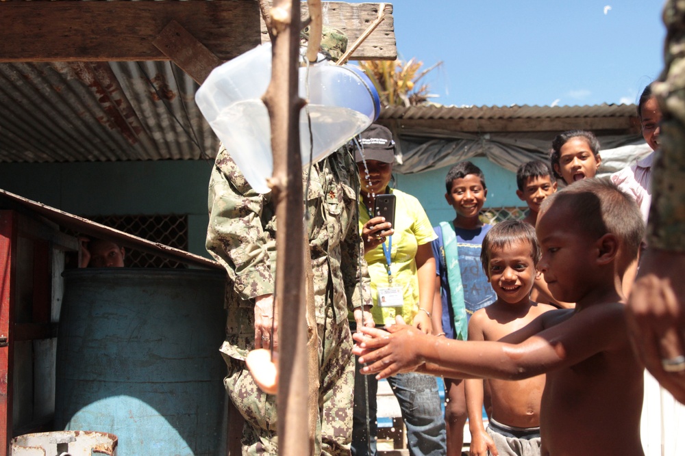 Pacific Partnership medical team builds handwashing station