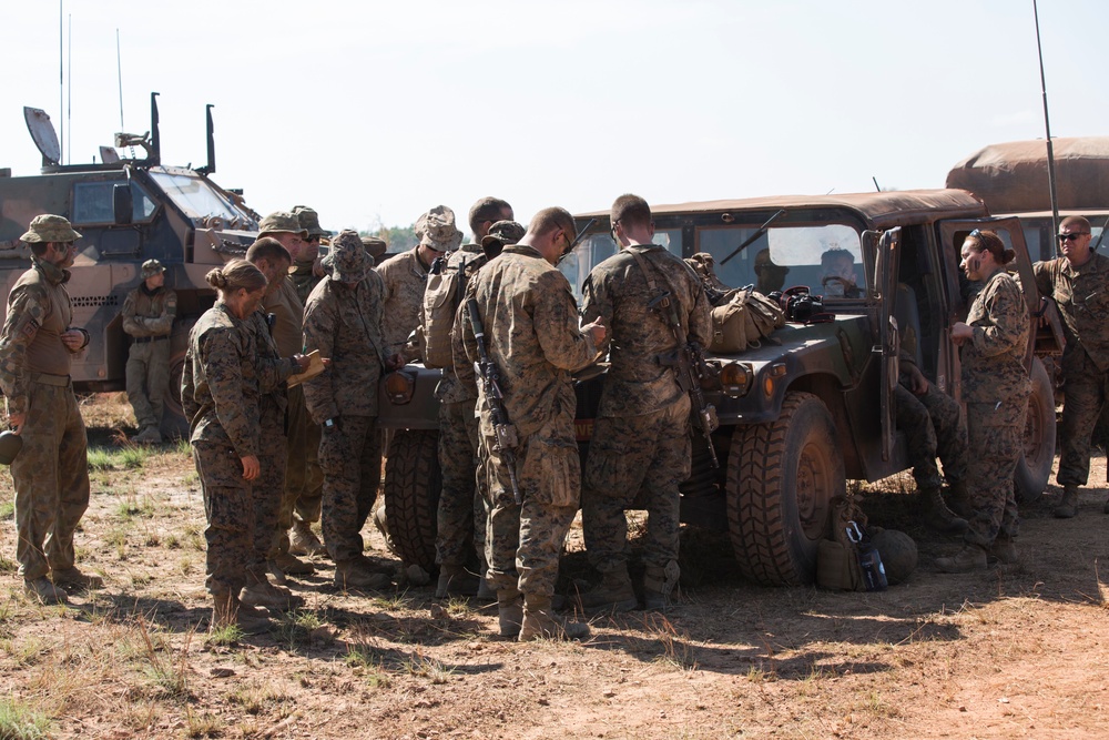 U.S. Marines become familiar with Australian assault vehicles