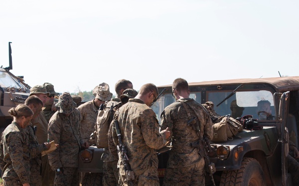 U.S. Marines become familiar with Australian assault vehicles