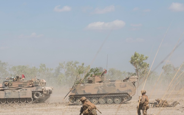 U.S. Marines become familiar with Australian assault vehicles