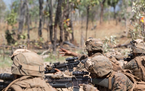 U.S. Marines become familiar with Australian assault vehicles