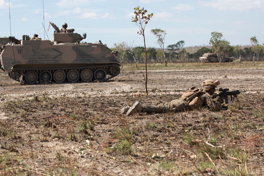 U.S. Marines become familiar with Australian assault vehicles