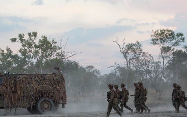 U.S. Marines become familiar with Australian assault vehicles