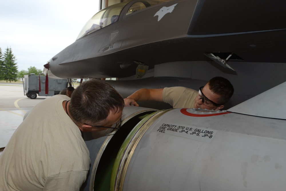 F-16 fuel cell maintenance