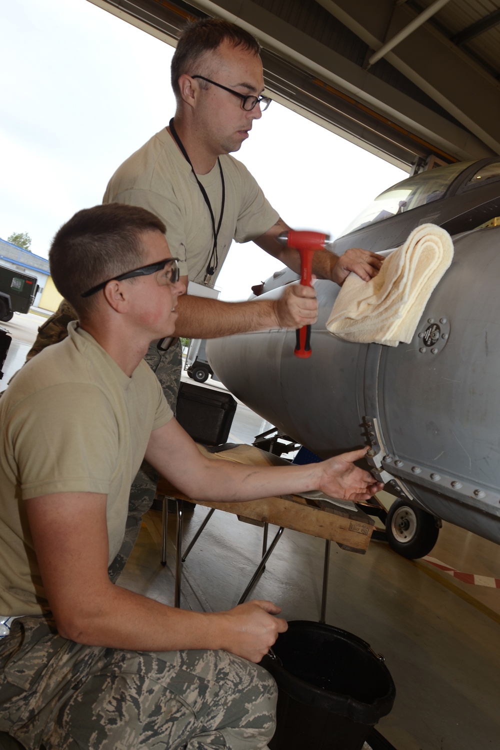 F-16 fuel cell maintenance