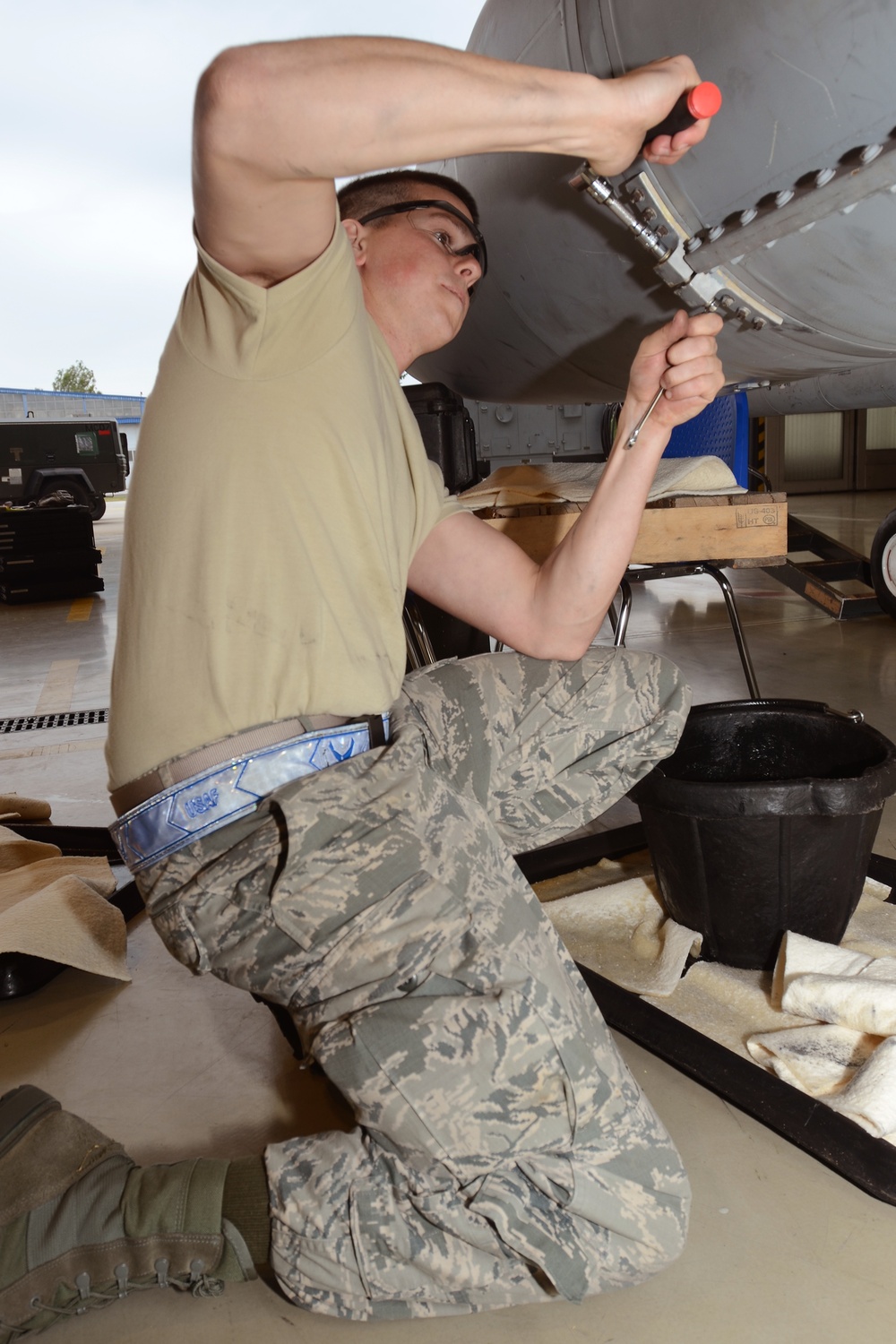 F-16 fuel cell maintenance