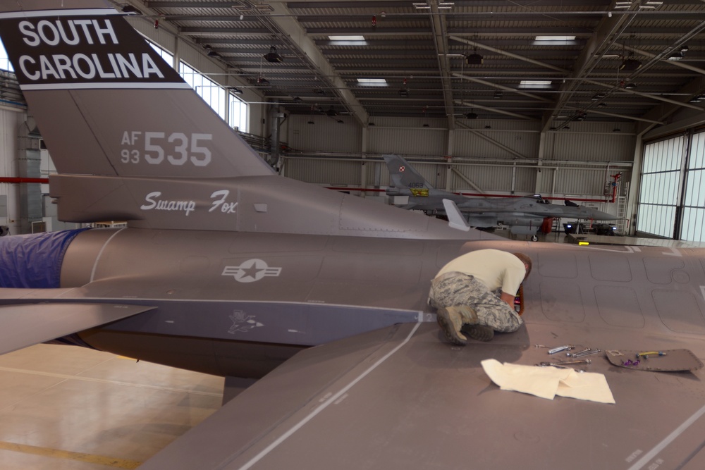 F-16 fuel cell maintenance