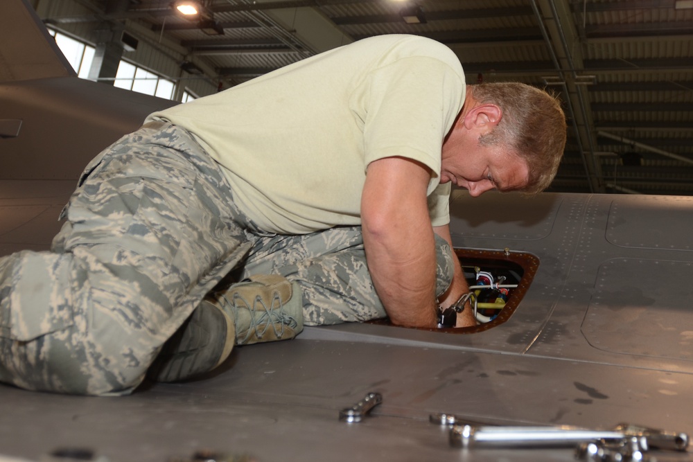 F-16 fuel cell maintenance