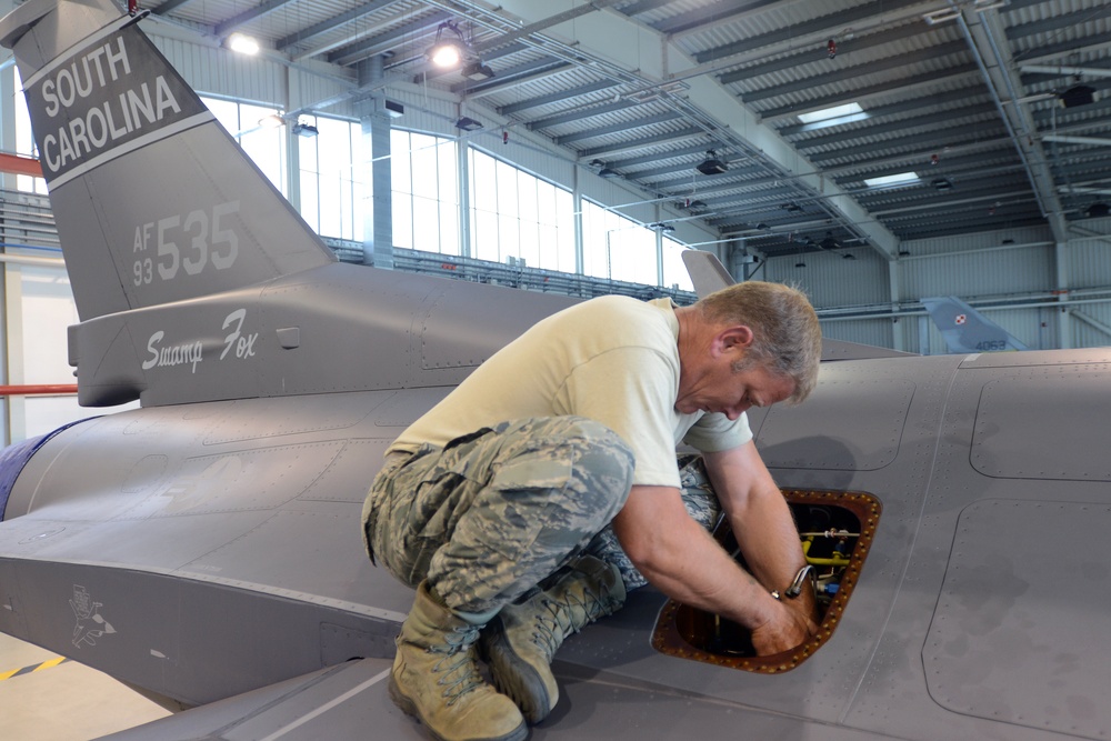 F-16 fuel cell maintenance