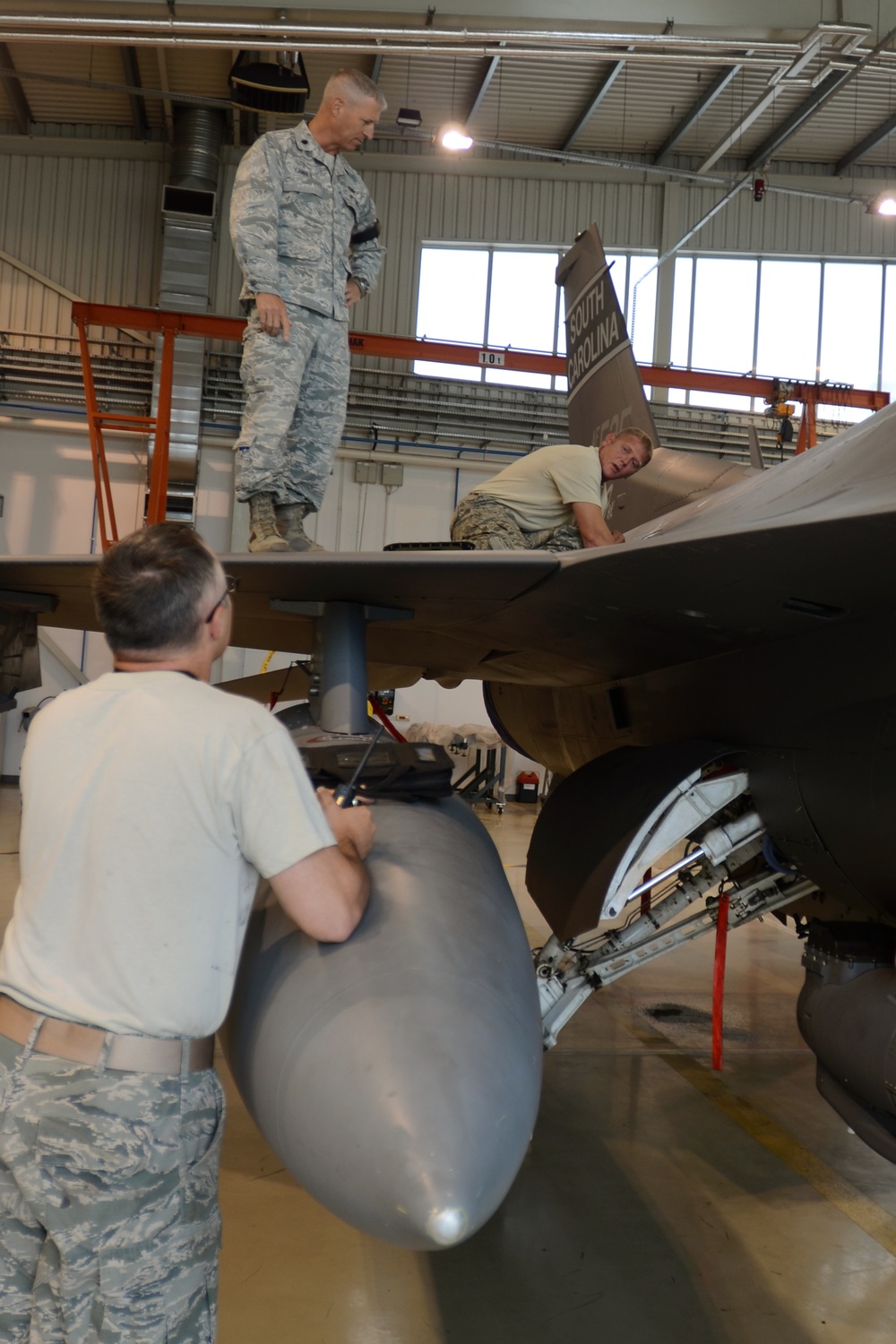 DVIDS - Images - F-16 fuel cell maintenance [Image 12 of 12]