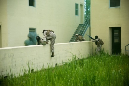 2nd Marine Division Headquarters Battalion conducts basic urban skills training