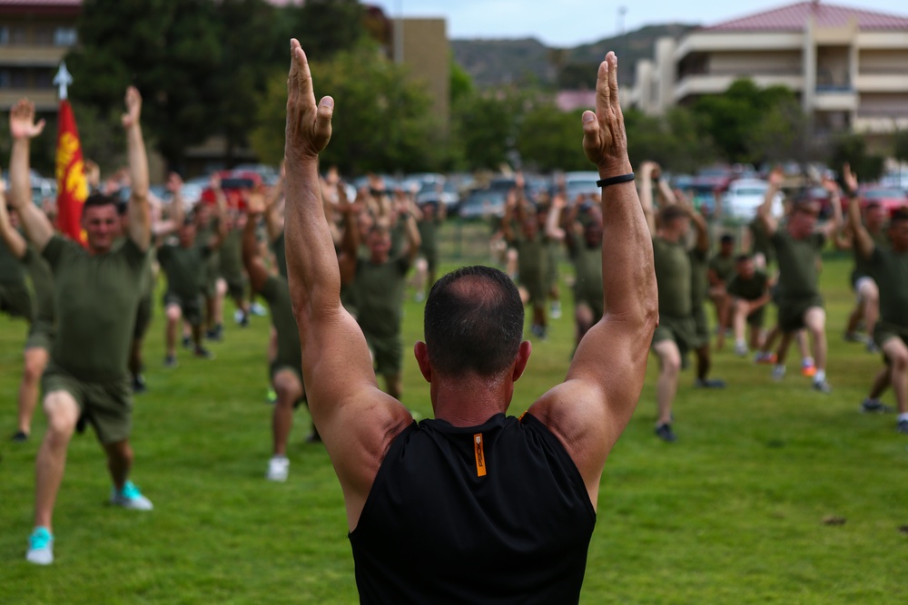 Tony Horton, Creator of P90X, visits the Marines and Sailors of Dark Horse