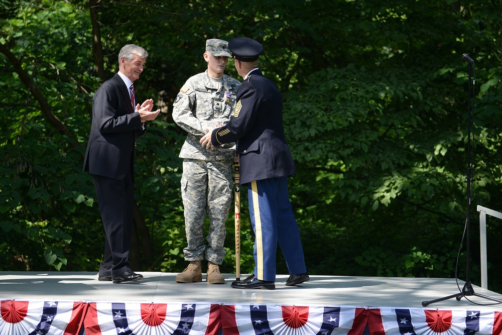 Army secretary kicks off 2015 birthday week, presents Purple Hearts