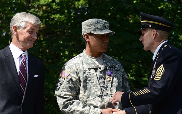 Army secretary kicks off 2015 birthday week, presents Purple Hearts