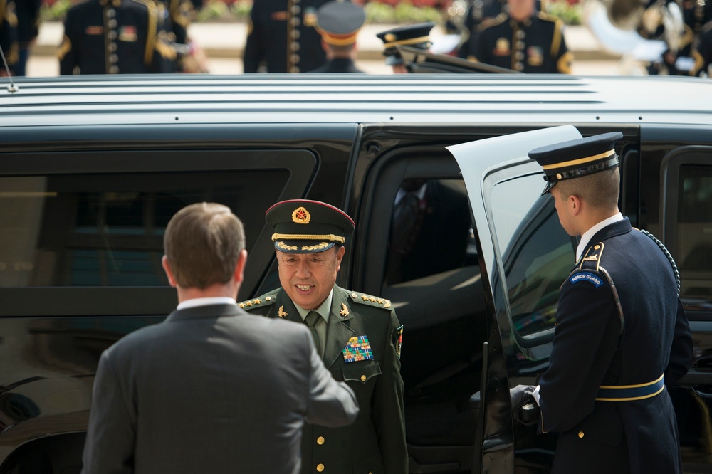 Secretary of defense hosts honor cordon for Gen. Fan Changlong