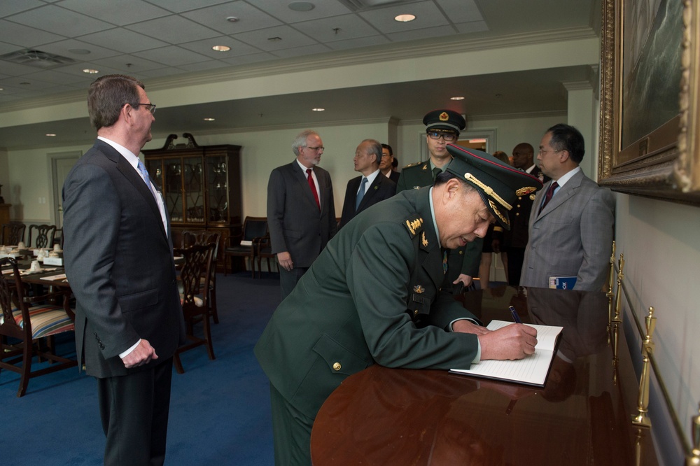 Secretary of defense hosts honor cordon for Gen. Fan Changlong