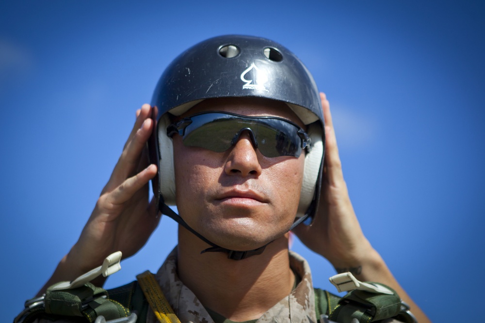 4th Force Recon Jumps Out of Helicopters in Hawaii 2015