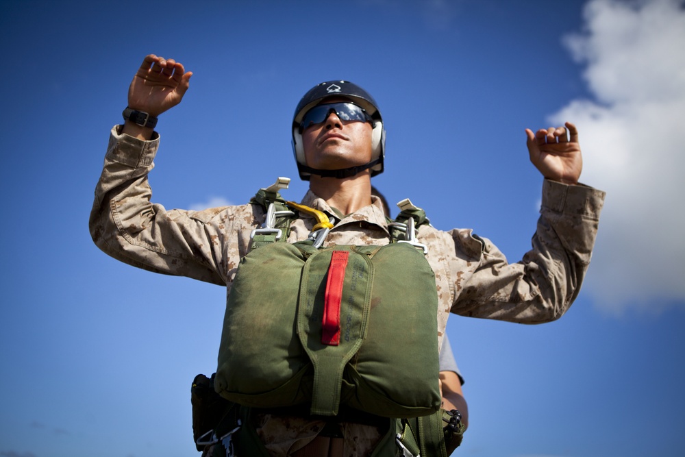 4th Force Recon Jumps Out of Helicopters in Hawaii 2015