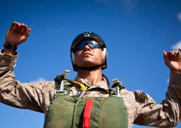 4th Force Recon Jumps Out of Helicopters in Hawaii 2015
