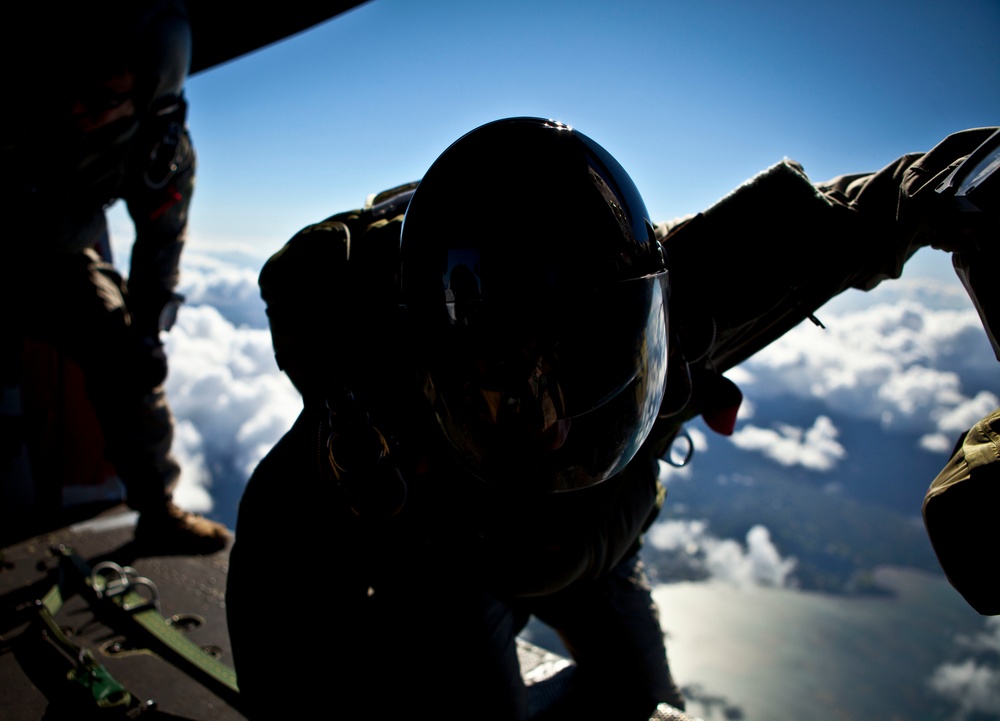 4th Force Recon Jumps Out of Helicopters in Hawaii 2015