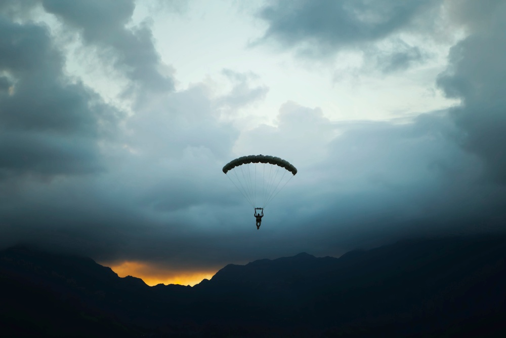 4th Force Recon Jumps Out of Helicopters in Hawaii 2015