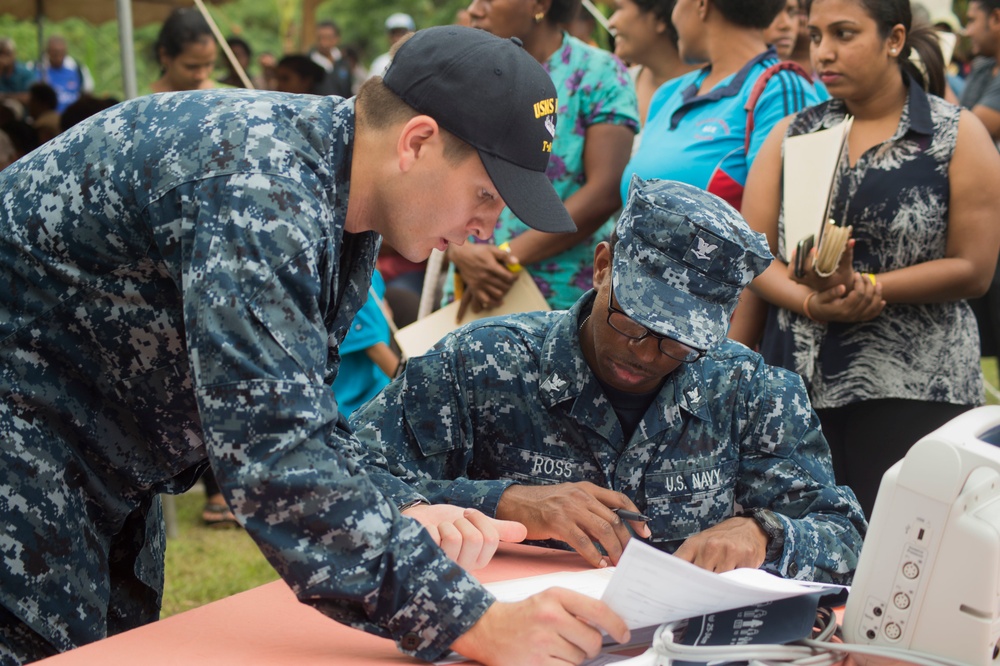 Mercy Sailors perform medical screenings in Fiji during Pacific Partnership 2015