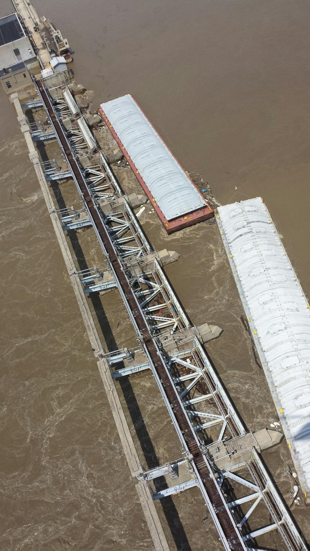 Coast Guard responds after barges hit dam wall, break free from tug