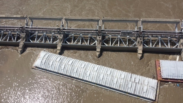 Coast Guard responds after barges hit dam wall, break free from tug