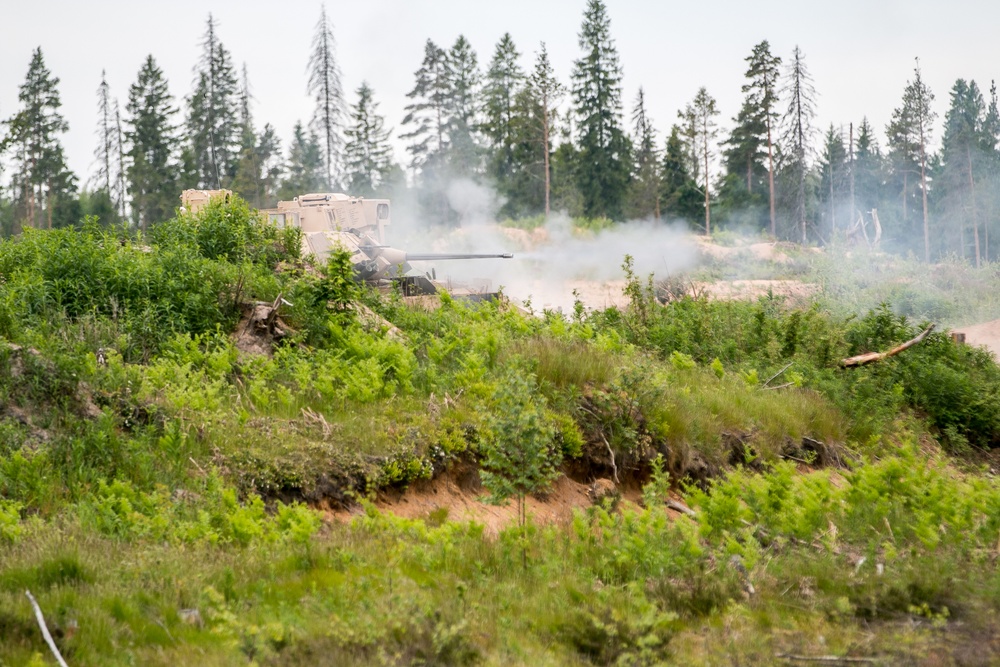 Tankers conduct gunnery in Estonia
